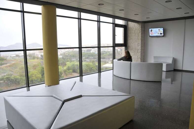 Imagen de una de las salas para familiares renovada (Foto TA)